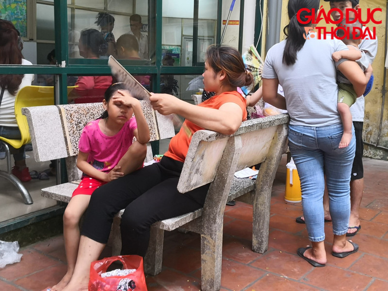 Thời tiết nắng nóng khiến lượng người nhập viện tăng cao, nhiều bệnh viện quá tải không đủ giường bệnh, hành lang luôn đông kín...