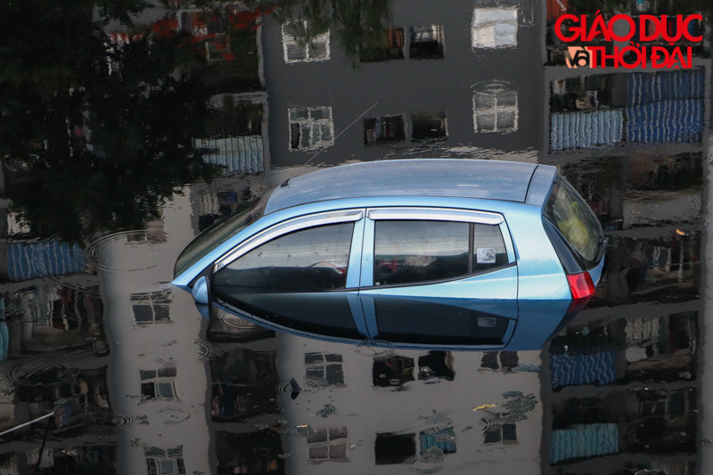 May mắn xe không bị chìm sâu xuống mặt nước