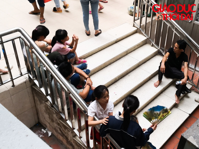 Hành lang, ghế đá là chỗ nghỉ trưa tạm bợ của của nhiều người có thân nhân đang nằm viện.