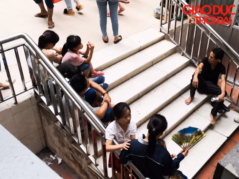 Hành lang, ghế đá là chỗ nghỉ trưa tạm bợ của của nhiều người có thân nhân đang nằm viện.