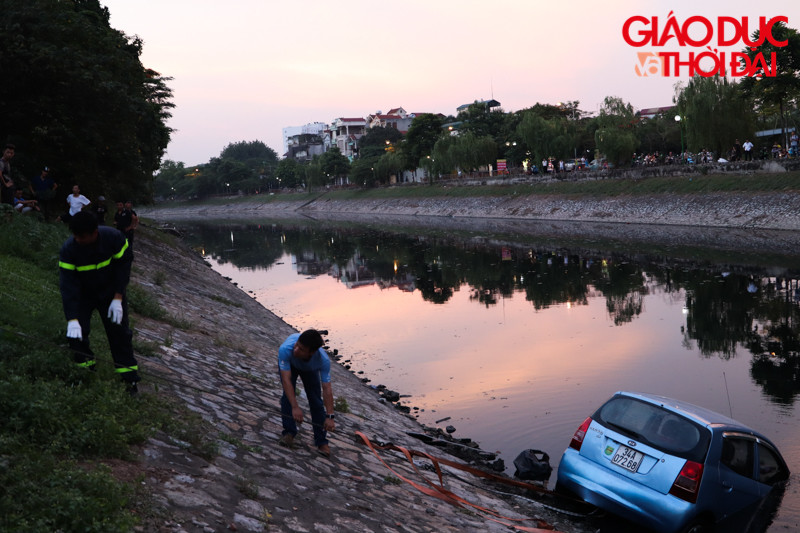 Đến khoảng 19h chiếc xe được kéo lên khỏi dòng sông