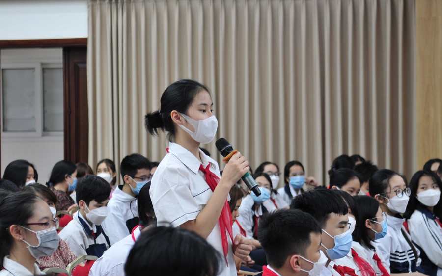 Nhiều câu hỏi của tuổi học trò đã được các chuyên gia, nhà giáo dục giải đáp, như giải quyết thế nào trước những bối rối, cảm xúc mới mẻ của bản thân với bạn khác giới? Làm thế nào để giải quyết mối lo lắng trước mỗi kỳ thi để học tập tốt? Làm sao để cai nghiện chơi game? Làm sao khi ở nhà cha mẹ hay thất vọng, mắng con và cha mẹ luôn nhận phần đúng, con cái luôn sai?...