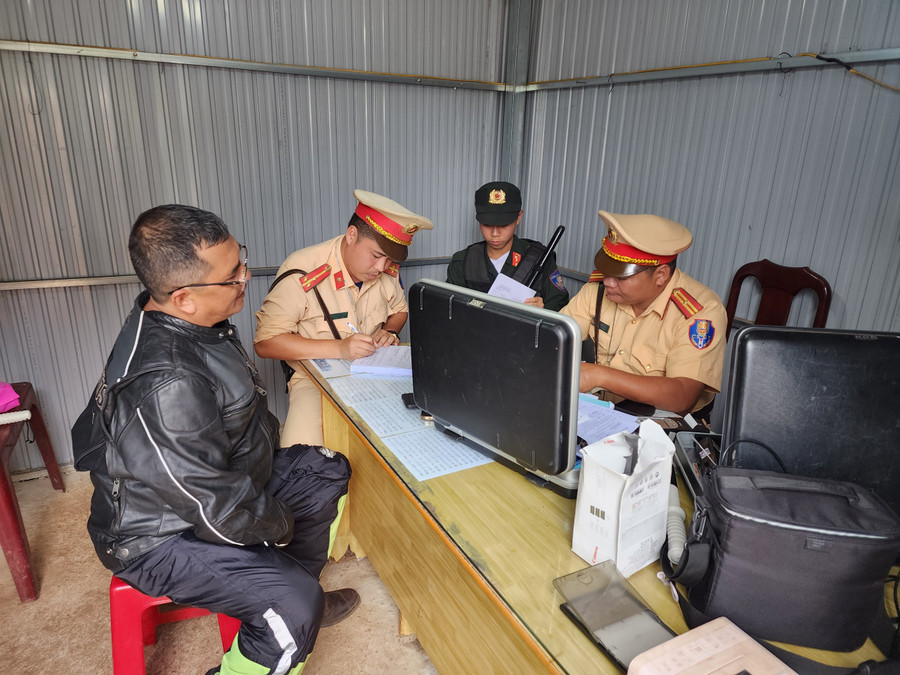 CSGT lập biên bản, tạm giữ Giấy phép lái xe - Ảnh: Thành Tâm. CSGT lập biên bản, tạm giữ Giấy phép lái xe - Ảnh: Thành Tâm.