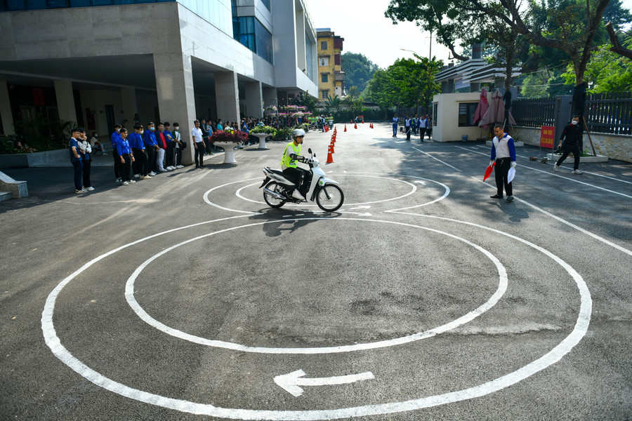 Trước đó 5 đội thi đã hoàn thành phần thi thực hành lái xe mô tô an toàn. Trước đó 5 đội thi đã hoàn thành phần thi thực hành lái xe mô tô an toàn.