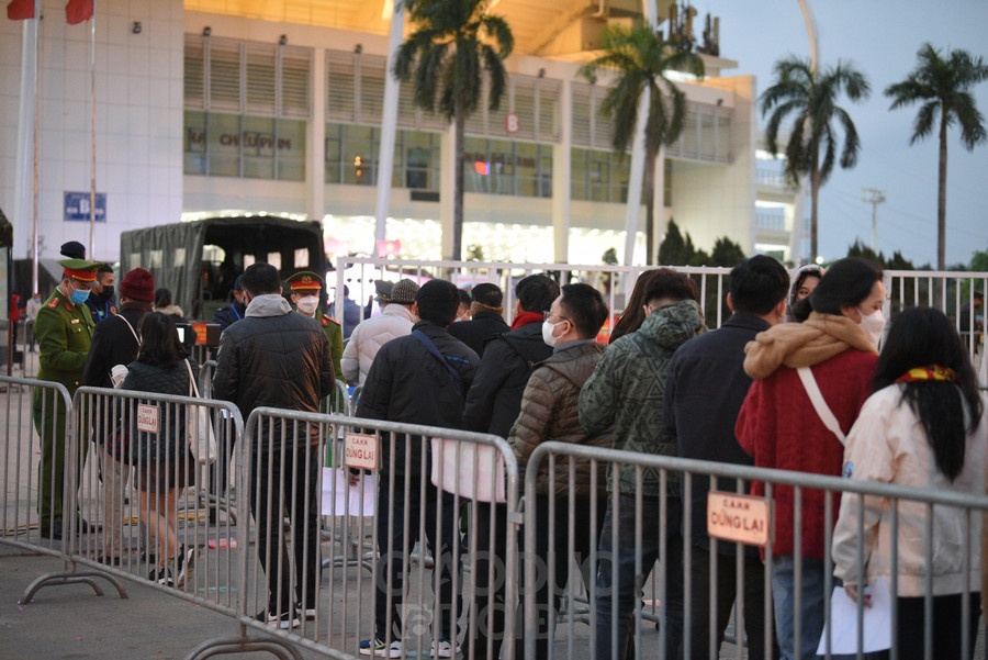 CĐV xếp hàng check-in qua cửa kiểm soát.