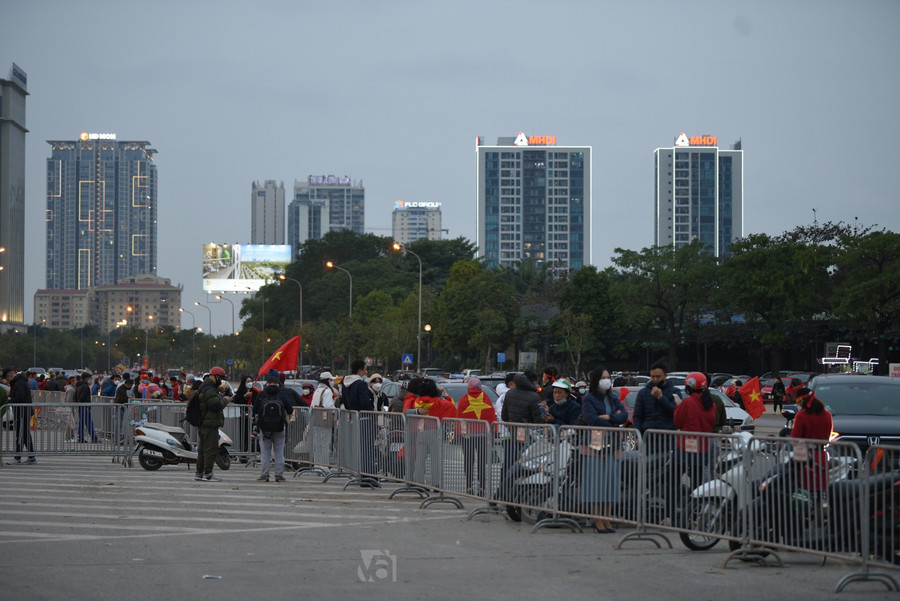 Không khí "cực nóng" tại sân Mỹ Đình trước trận Việt Nam - Trung Quốc ảnh 10