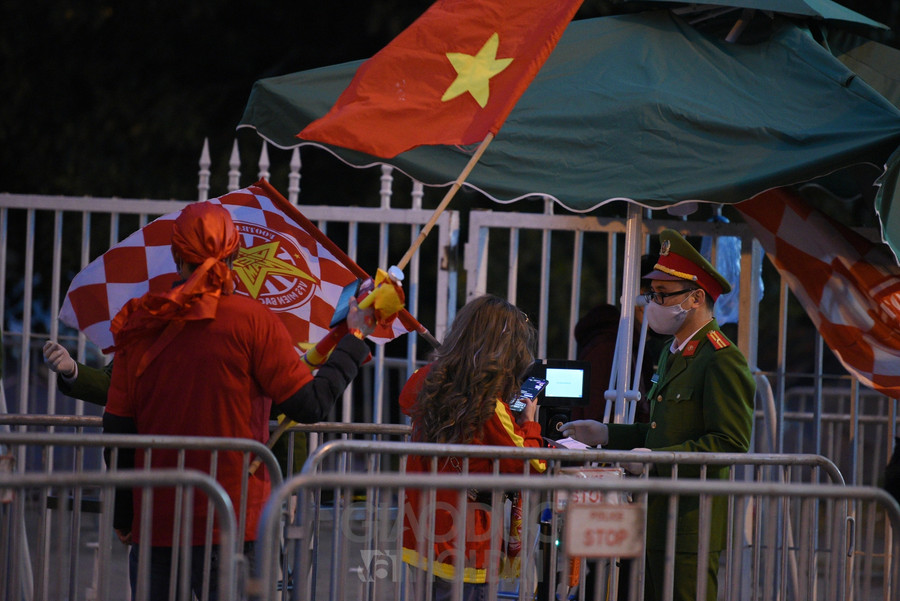 Càng gần giờ diễn ra trận đấu, không khí ngoài sân càng trở lên nóng hơn.