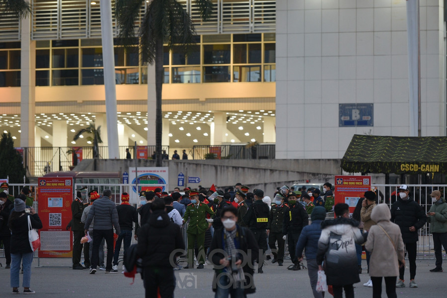 Gần giờ bóng lăn, lượng CĐV về sân Mỹ Đình càng đông hơn.