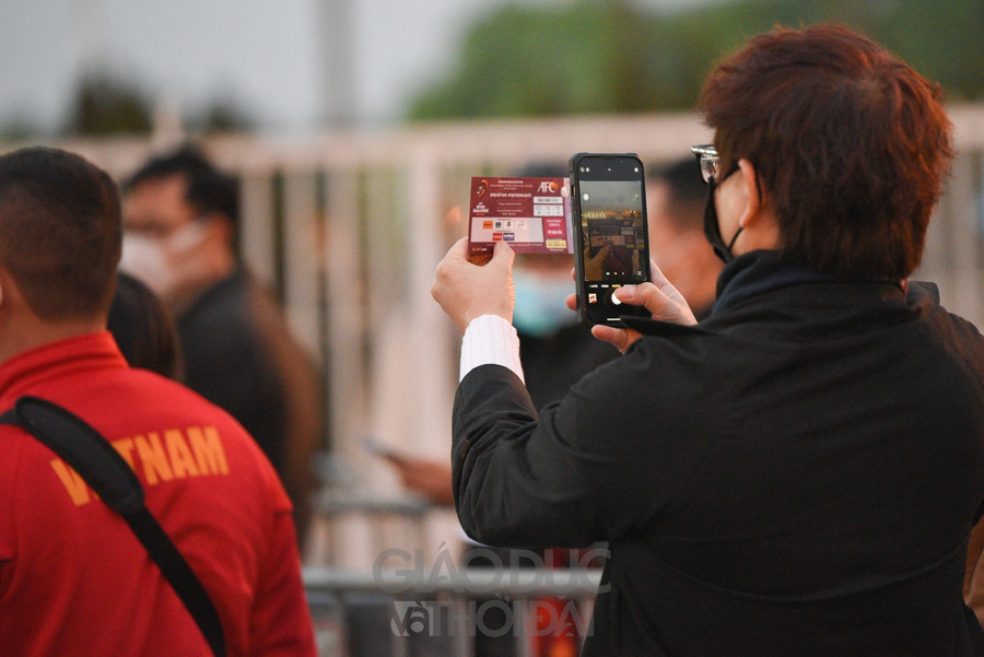 Nhiều CĐV tranh thủ chụp check-in trước khi vào trong SVĐ Mỹ Đình.