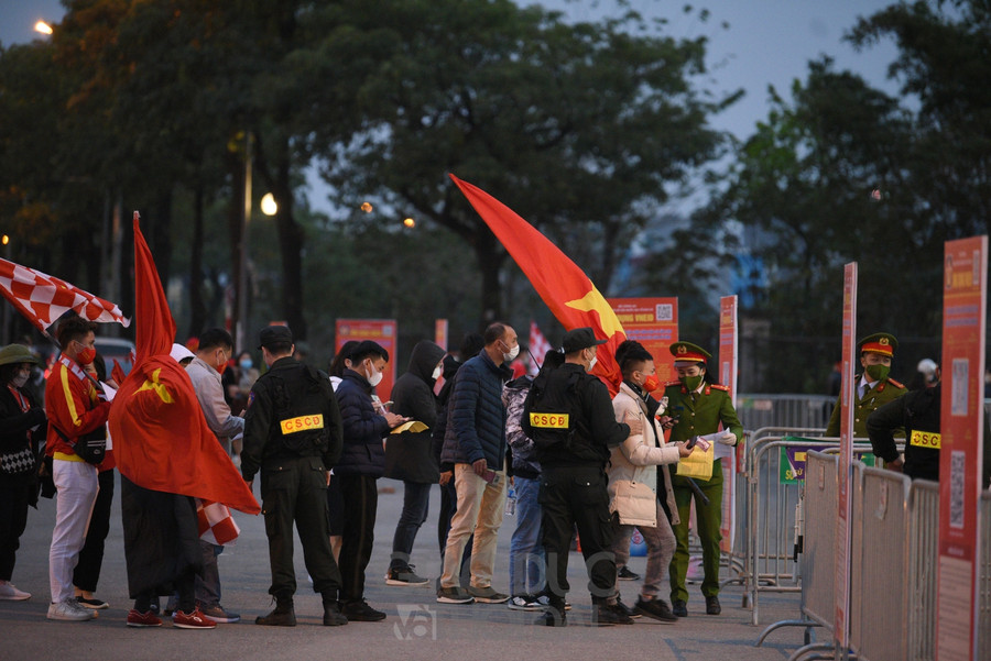 Không khí "cực nóng" tại sân Mỹ Đình trước trận Việt Nam - Trung Quốc ảnh 19