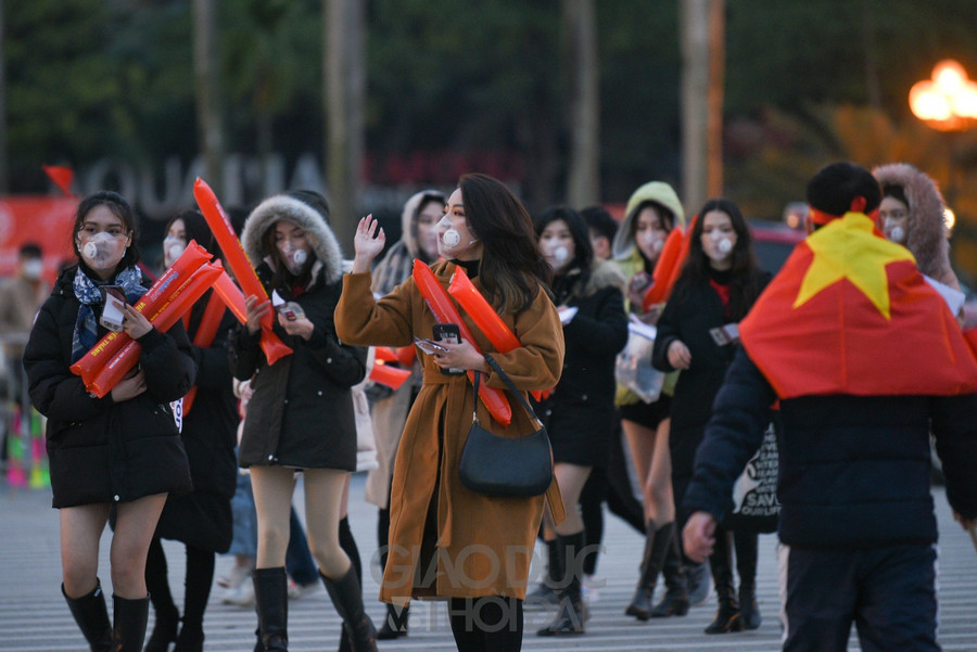 Tuy nhiên, Tổng thư ký Liên đoàn bóng đá Việt Nam Lê Hoài Anh cho biết chỉ có khoảng 5.000-6.000 khán giả Việt Nam và 350 khán giả Trung Quốc có mặt tại sân để cổ vũ trận đấu.