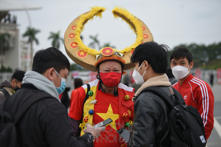 Ngay từ sớm, nhiều CĐV đã có mặt tại trước SVĐ Mỹ Đình.