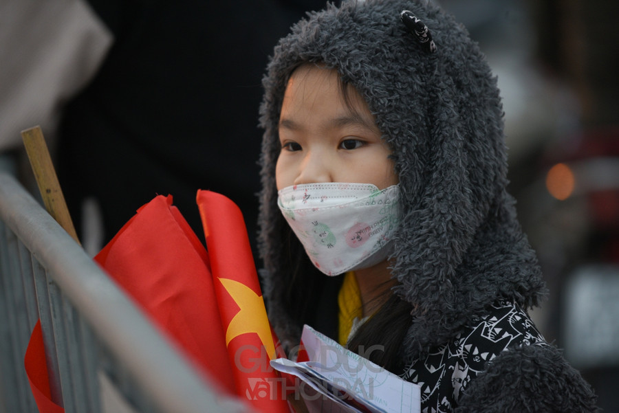 Nhiều bố mẹ dẫn theo con nhỏ đến sân cổ vũ đội tuyển tối mùng 1 Tết.