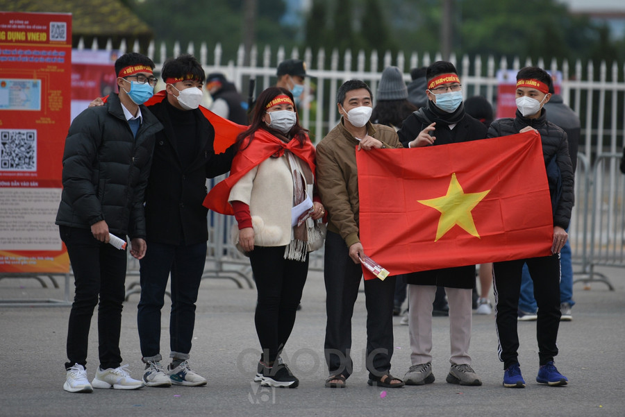 Hàng trăm khán giả đã có mặt sớm ở sân Mỹ Đình để gửi xe, mua cờ, băng rôn khẩu hiệu chờ vào sân tiếp sức đội tuyển Việt Nam