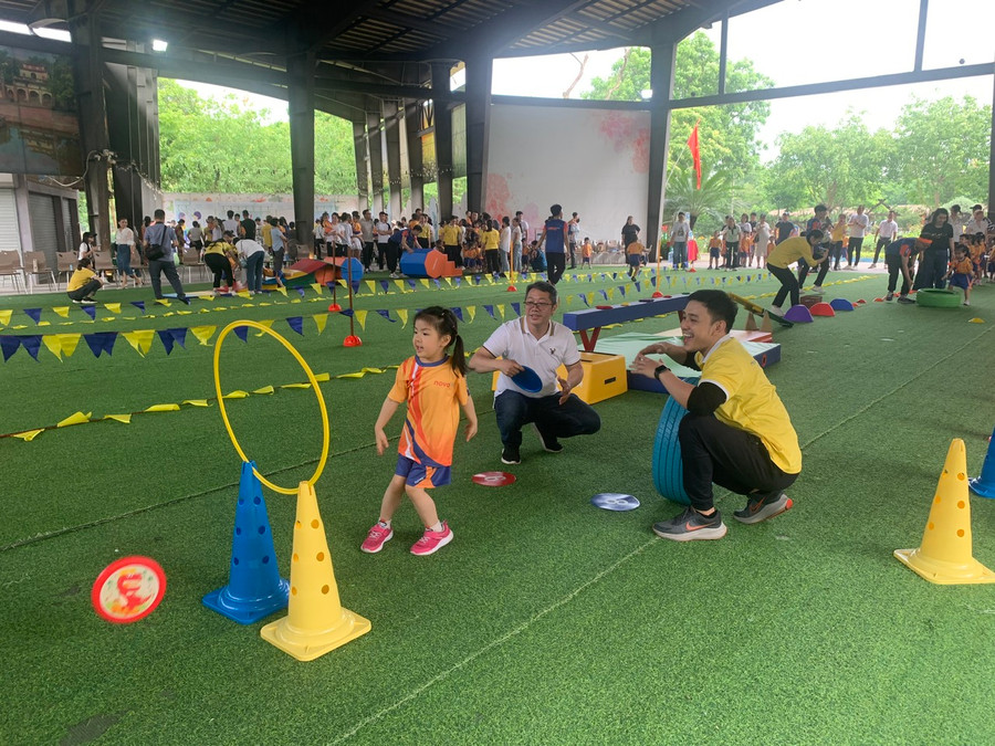 Lần đầu tiên ném đĩa qua vòng tròn - "thành công" đầu tiên của bé. Lần đầu tiên ném đĩa qua vòng tròn - "thành công" đầu tiên của bé.