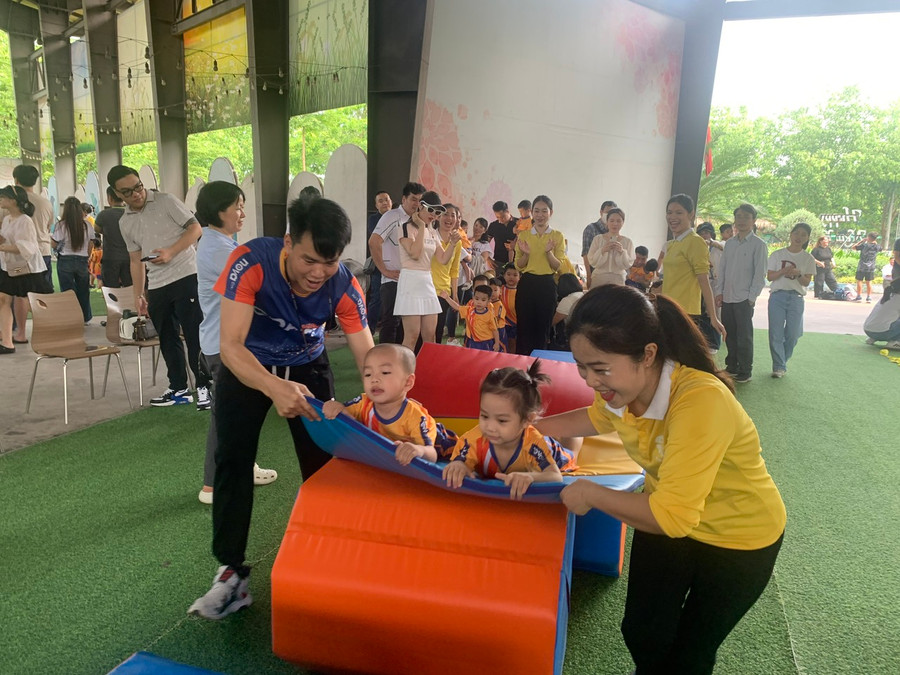 Niềm vui "hóa rồng" của các bé. Niềm vui "hóa rồng" của các bé.