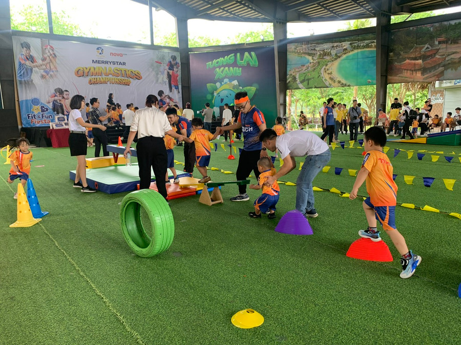 Các trò chơi có sự hướng dẫn của huấn luyện viên, đồng hành của phụ huynh khiến trẻ hào hứng. Các trò chơi có sự hướng dẫn của huấn luyện viên, đồng hành của phụ huynh khiến trẻ hào hứng.