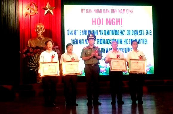 Bộ Công an tặng bằng khen cho các cá nhân và tập thể