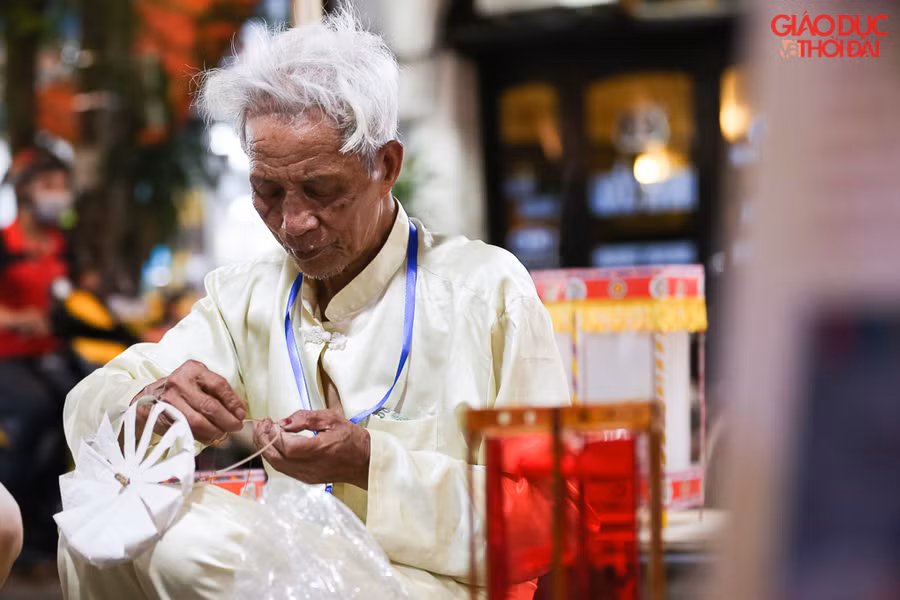 Không chỉ có con đường đèn lung linh, mà tại phố bích hoạ Phùng Hưng còn có rất nhiều nghệ nhân làm đồ chơi Trung thu.