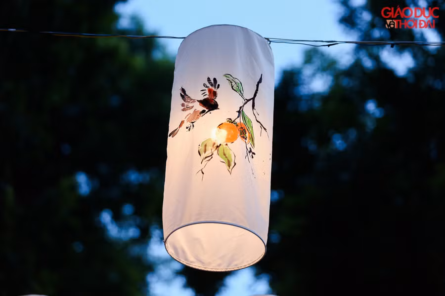 Độ khoảng 1 tuần trở lại đây, kể từ khi những hàng đèn lồng được giăng trên đường, nơi này lại tấp nập, nhộn nhịp hơn.