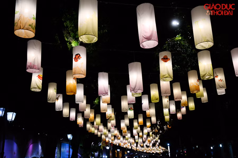 Càng về đêm, khu phố bích hoạ Phùng Hưng lại càng trở nên đẹp hơn, lung linh hơn.