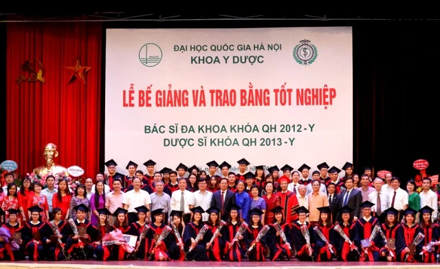 Các tân bác sĩ và dược sĩ tại lễ trao bằng