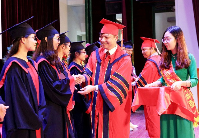 Khen thưởng các sinh viên xuất sắc Khen thưởng các sinh viên xuất sắc