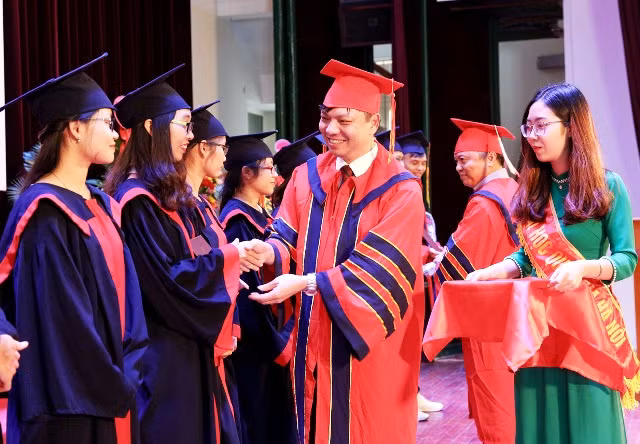 Khen thưởng các sinh viên xuất sắc