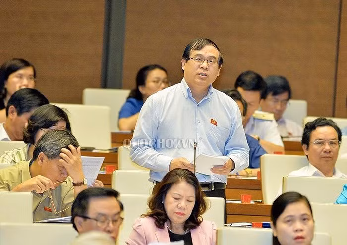 Đại biểu Nguyễn Quốc Hưng (đoàn Hà Nội) phát biểu thảo luận tại hội trường