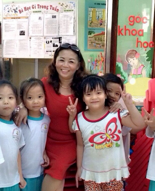 Cô Phượng cùng học sinh của mình