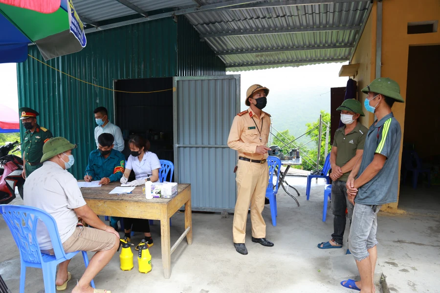 Cơ quan chức năng làm việc với các hành vi vi phạm.