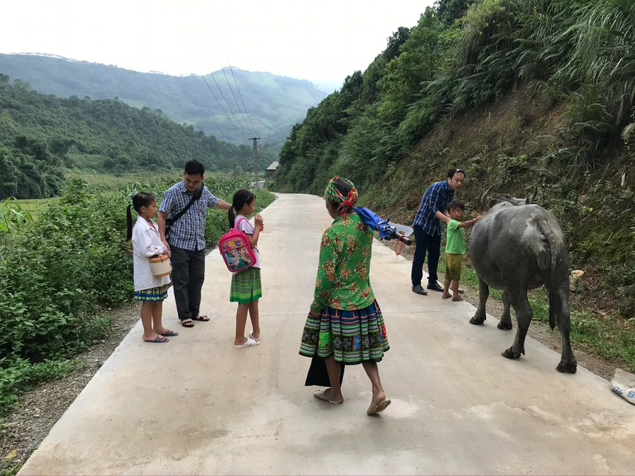 Thầy Hợi (ảnh trái) và thầy Liễu Anh Cường - Hiệu trưởng Trường TH&THCS Hồng Ca trong một lần đi vận động trò trở lại trường