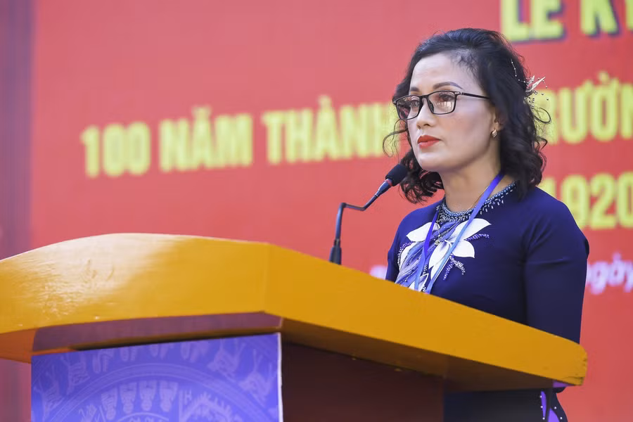 Cô Hoàng Minh Xuyến, Hiệu trưởng trường tiểu học Phương Trung 1 phát biểu tại buổi lễ.