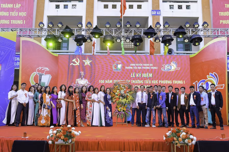 Nhiều thế hệ học trò trở lại trường trong lễ kỷ niệm.