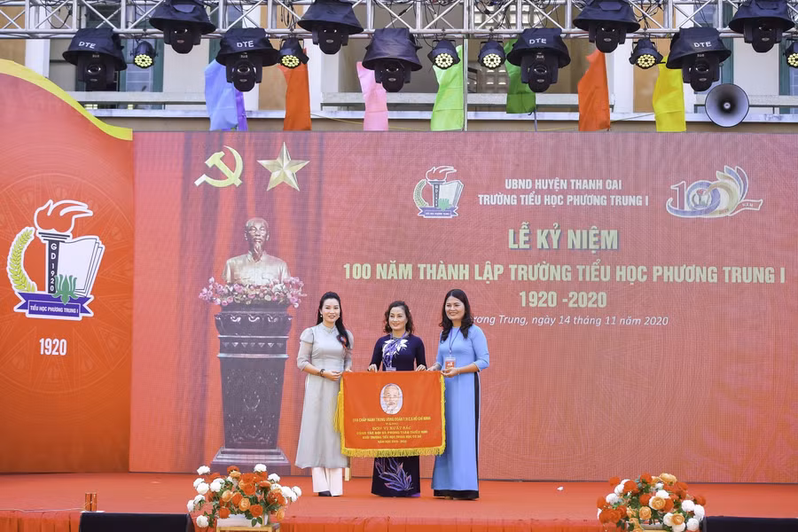 Nhà trường đón nhận bằng khen và cờ thi đua.