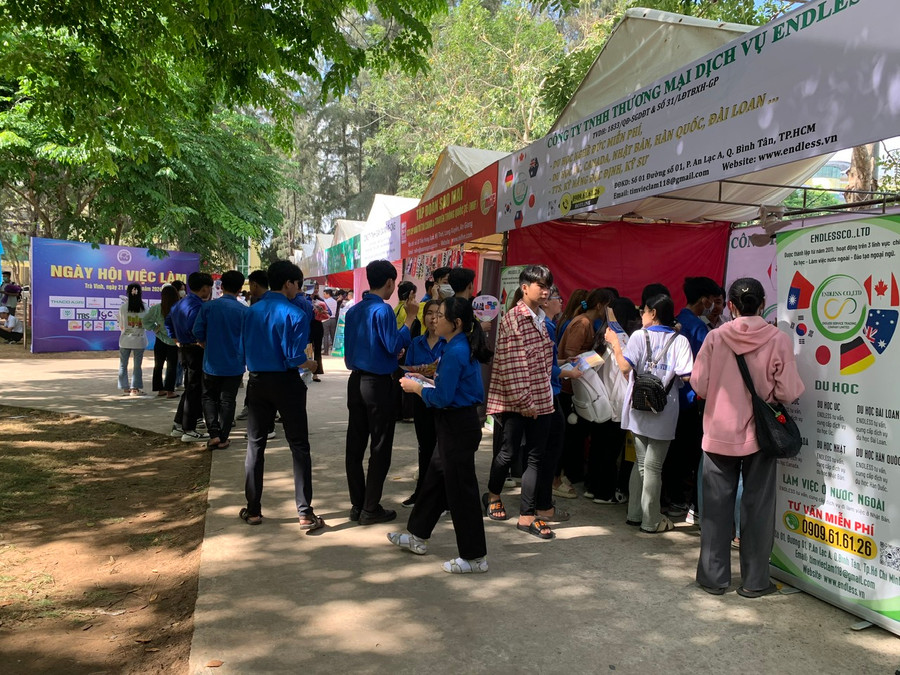 Hội chợ việc làm thu hút đông đảo doanh nghiệp đến tuyển dụng và trao đổi về phối hợp đào tạo. Hội chợ việc làm thu hút đông đảo doanh nghiệp đến tuyển dụng và trao đổi về phối hợp đào tạo.