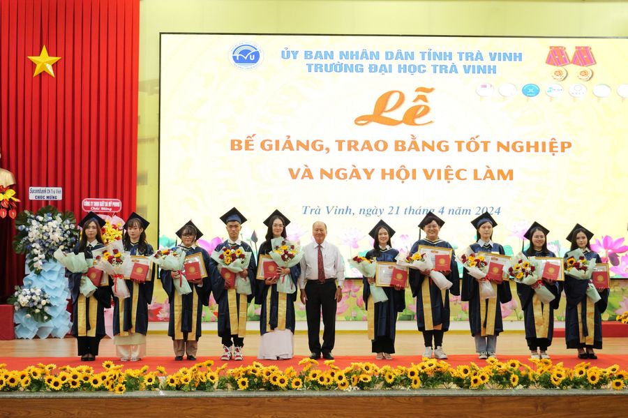 Hơn 700 tân cử nhân, kỹ sư Trường Đại học Trà Vinh trong niềm vui ngày nhận bằng.