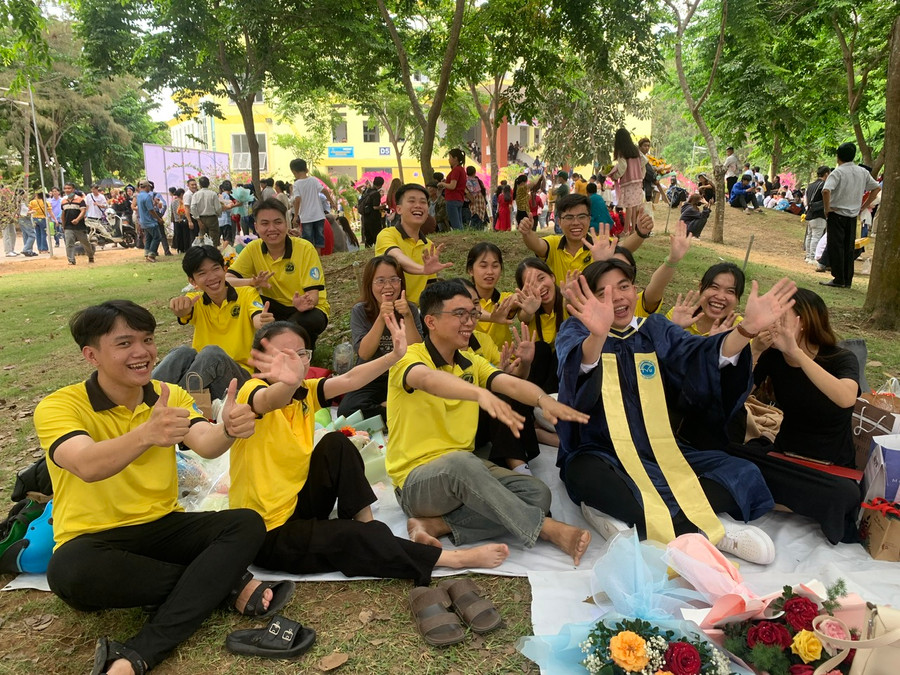 Niềm vui ngày tốt nghiệp và chúc mừng của sinh viên với các anh chị. Niềm vui ngày tốt nghiệp và chúc mừng của sinh viên với các anh chị.