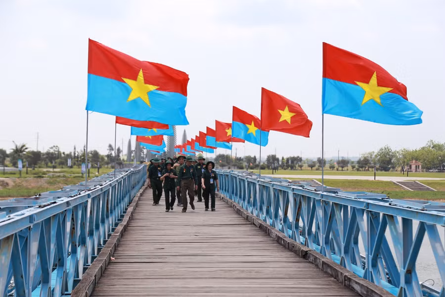 Du khách tham quan Di tích Hiền Lương - Bến Hải (Quảng Trị) vào dịp Lễ hội Thống nhất non sông.