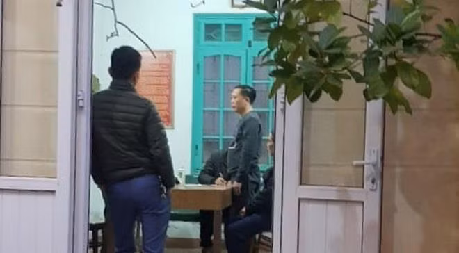 Bình "vổ" bị bắt giữ để điều tra về hành vi gây rối trật tự công cộng. Ảnh: Tiền Phong.