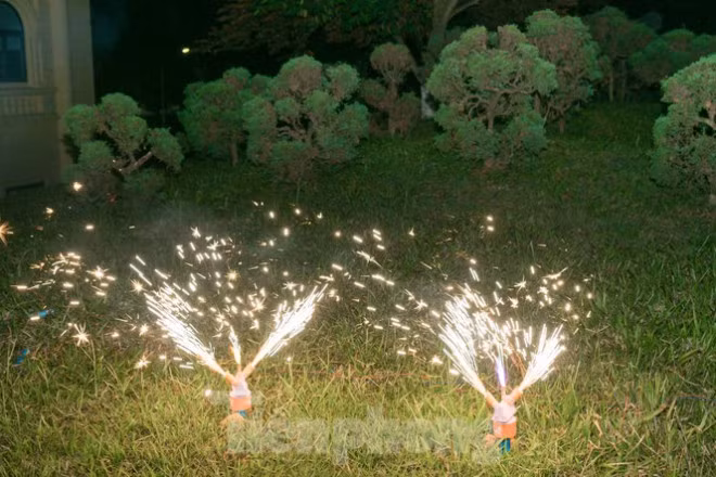 Cánh hoa xoay, ngoài hiệu ứng ánh sáng hình cánh hoa màu trắng bạc, sản phẩm có hiệu ứng nhụy ở giữa với các màu xanh, đỏ, tím, vàng.