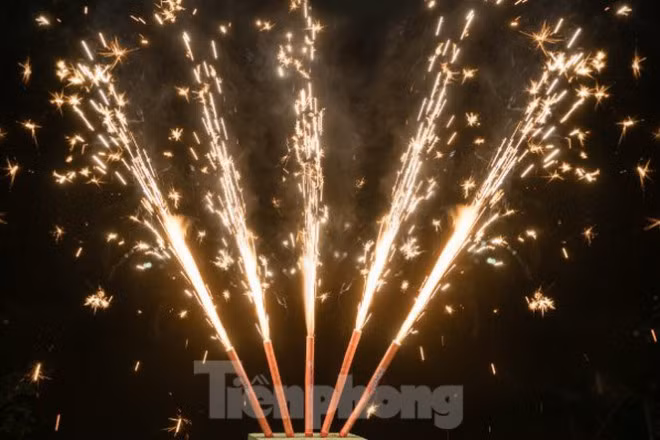 Sản phẩm ống phun hoa lửa cầm tay là sản phẩm nhỏ, có thể cầm tay, có nhiều màu sắc, chiều cao phun khoảng 0,5m, thời gian từ 20-30 giây.