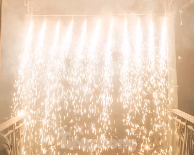 Sản phẩm thác nước bạc (đã xuất khẩu đi Nhật Bản), sản phẩm này khi sử dụng tạo ra hiệu ứng như thác nước màu trắng bạc chảy từ trên xuống, chiều cao 3-4 mét trong thời gian khoảng 60 giây.