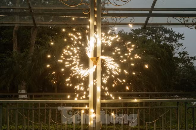 Sản phẩm vòng xoay hoa lửa, đây là sản phẩm có thể gắn lên tường, khi cháy tạo ra vòng xoay màu trắng bạc, đường kính 1-2 mét, rất đẹp mắt.