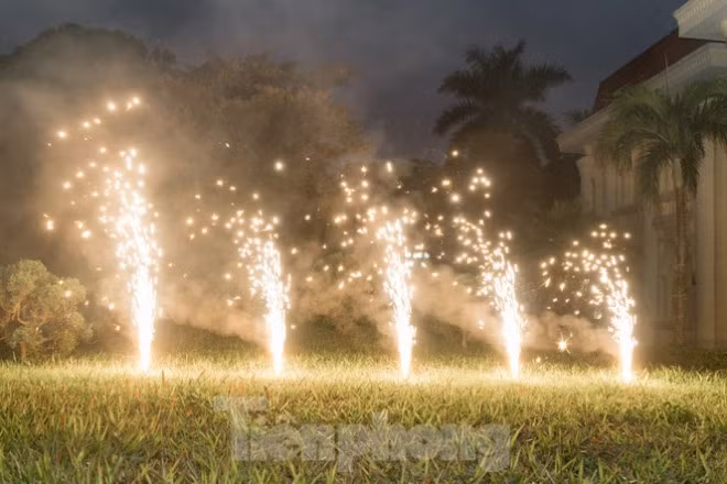 Sản phẩm ống phun nước bạc sẽ tạo ra một chùm ánh sáng có màu trắng bạc, chiều cao phun từ 2-3m, thời gian phun từ 20-30 giây.