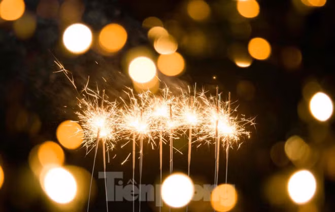 Sản phẩm cây hoa lửa, khi sử dụng sẽ tạo ra chùm như bông hoa lửa, có đường kính 80-100mm.