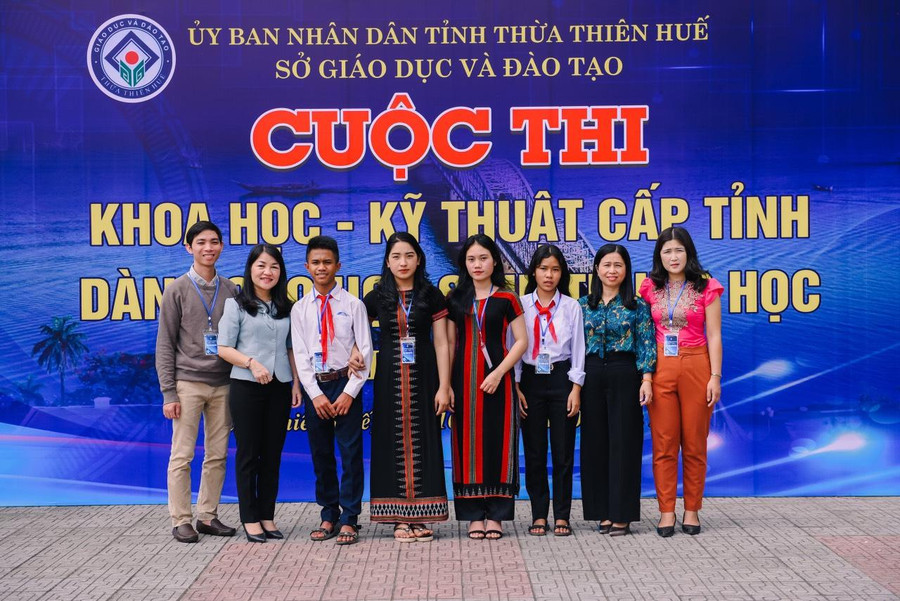 Thầy Phương, ngoài cùng bên trái cùng các đồng nghiệp và học sinh tại Cuộc thi KHKT cấp tỉnh năm 2022 Thầy Phương, ngoài cùng bên trái cùng các đồng nghiệp và học sinh tại Cuộc thi KHKT cấp tỉnh năm 2022