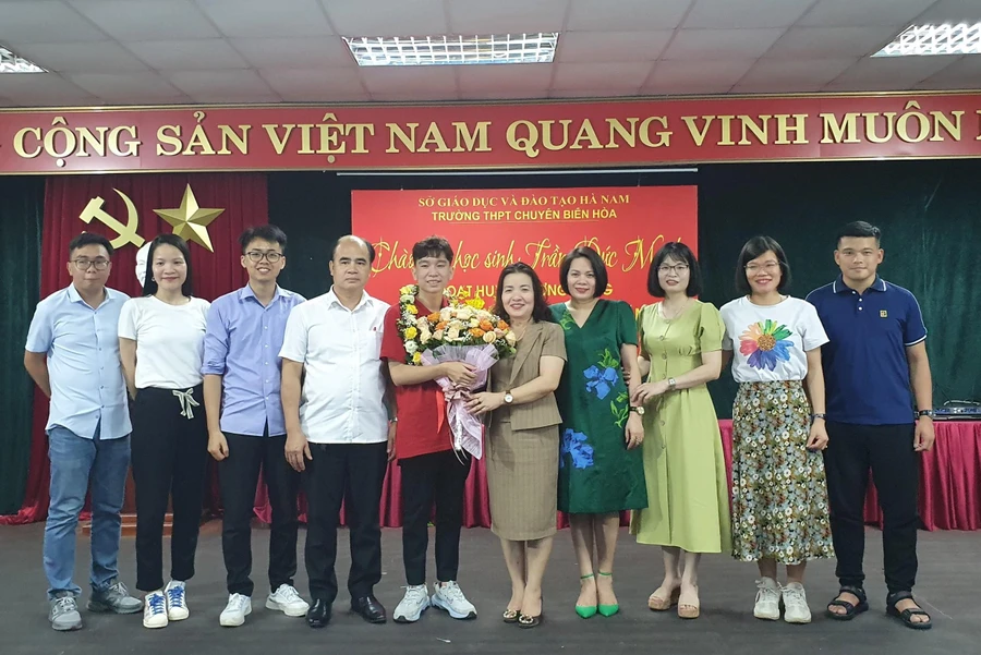 Cậu bé "Vàng" Trần Đức Minh và các thầy cô, gia đình