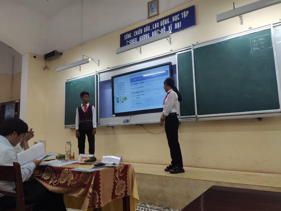 Học sinh của thầy Phương trình bày đề tài khoa học tại cuộc thi sáng tạo thanh thiếu niên nhi đồng tỉnh Thừa Thiên- Huế năm 2021 Học sinh của thầy Phương trình bày đề tài khoa học tại cuộc thi sáng tạo thanh thiếu niên nhi đồng tỉnh Thừa Thiên- Huế năm 2021