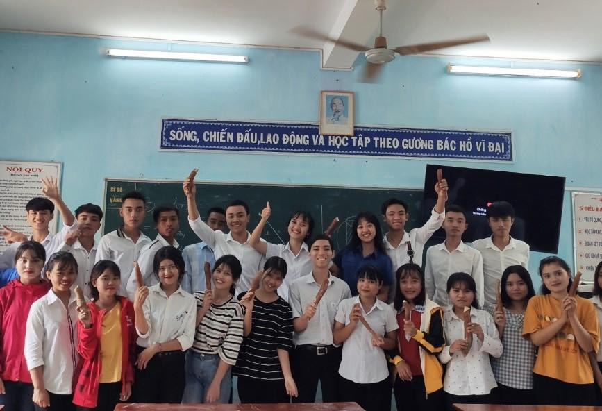 Quà của các em học sinh dân tộc tặng thầy giáo của mình là những củ sắn rừng các em đang cầm trên tay Quà của các em học sinh dân tộc tặng thầy giáo của mình là những củ sắn rừng các em đang cầm trên tay